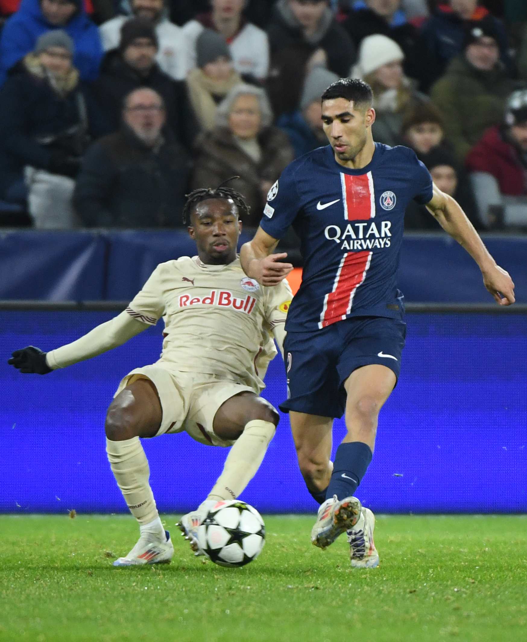 随机巴黎圣日耳曼主场大捷，球员赛后激动庆祝胜利，一切历史.